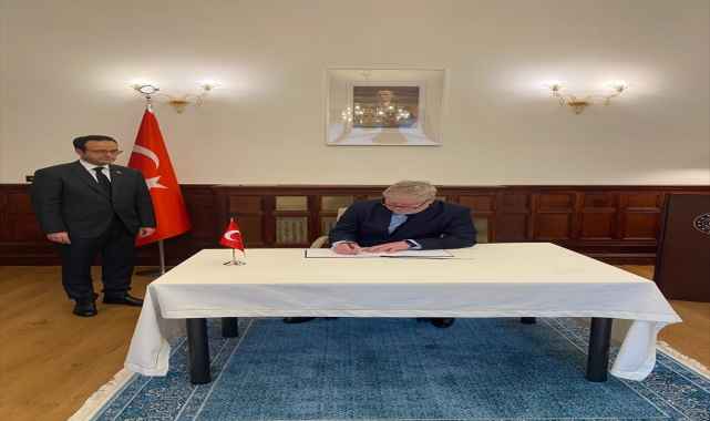 Avrupa'da depremzedeler anısına açılan taziye defterlerini üst düzey isimler imzalıyor