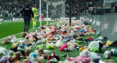 Beşiktaş tribünlerinden oyuncak yağmuru