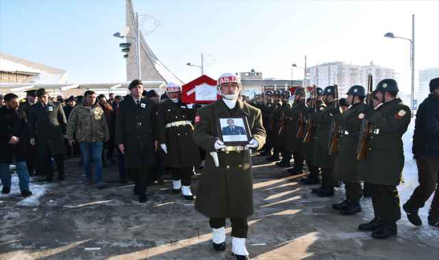 Depremlerde hayatını kaybeden 10 kişi, Sivas, Niğde ve Yozgat'ta defnedildi