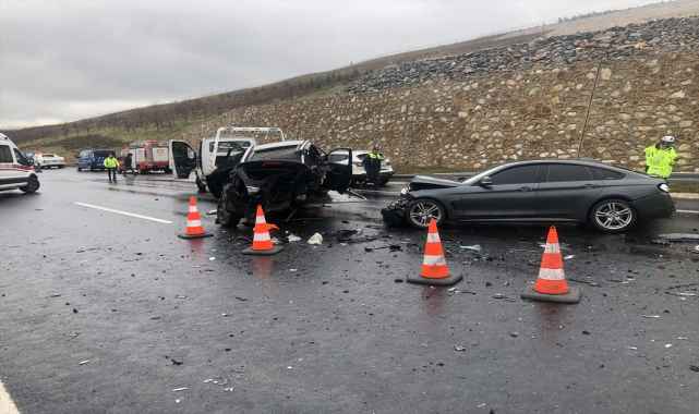 GÜNCELLEME - Bursa'da zincirleme trafik kazasında 4 kişi öldü, 6 kişi yaralandı