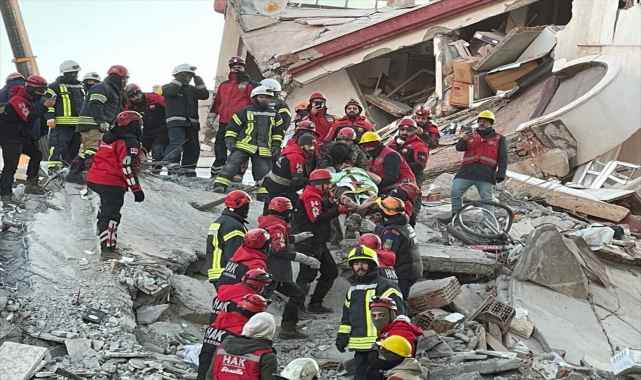 GÜNCELLEME - Gaziantep'te 3 kişi depremden 76 saat sonra enkazdan kurtarıldı