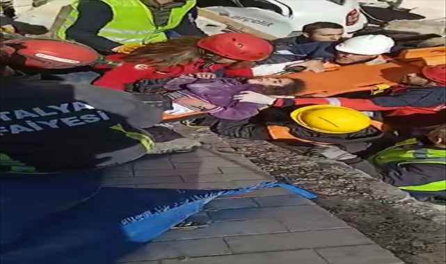 Hatay'da enkazdan sağ çıkarılan Mahir ve Hilal'in küçük kardeşiyle annesi de kurtarıldı