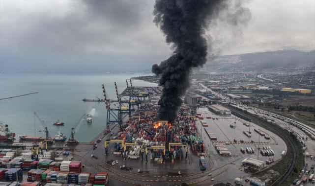 İskenderun Limanı'nda depremde devrilen konteynerlerde çıkan yangın devam ediyor