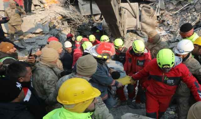 İslahiye'de bir kişi depremin 113. saatinde enkazdan kurtarıldı