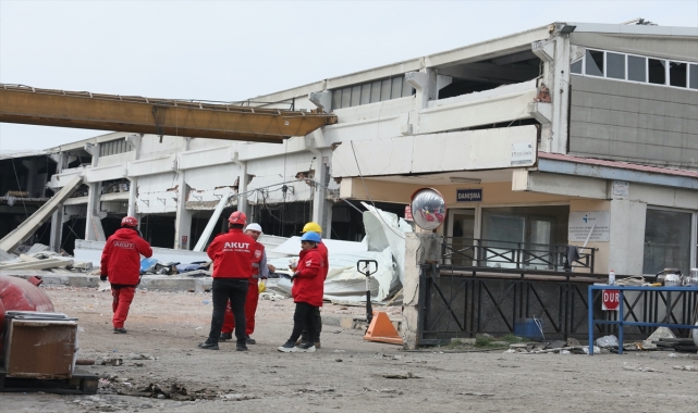 Kahramanmaraş'ta depremde kısmen çöken fabrikada 1 kişi öldü, 4 kişi yaralandı