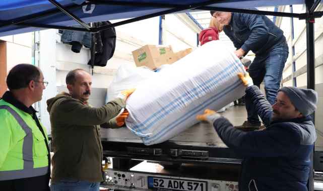 Karadeniz'den deprem bölgesine yardımlar sürüyor