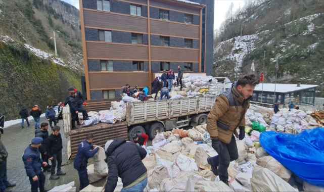 Karadeniz'den depremzedelere destekler sürüyor