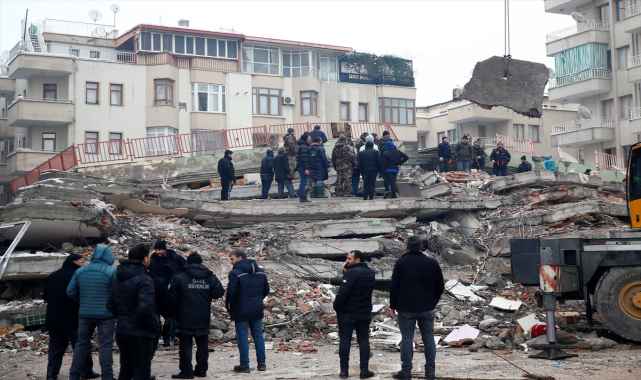 Malatya'da yıkılan binalarda arama kurtarma çalışmaları sürüyor