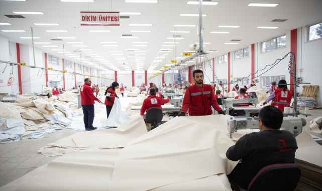 Türk Kızılay, günlük çadır üretimini iki katına çıkardı