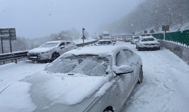 Bolu'da makaslayan tır ulaşımı aksattı