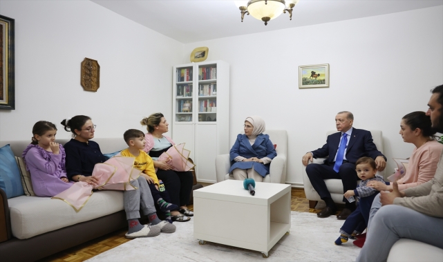 Cumhurbaşkanı Erdoğan'dan depremzede aileye ziyaret