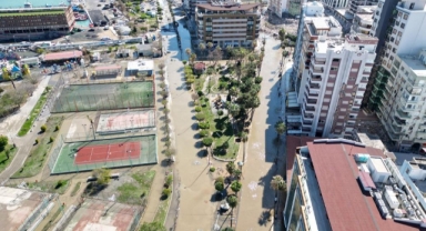 Denizin taştığı İskenderun'da son durum havadan görüntülendi