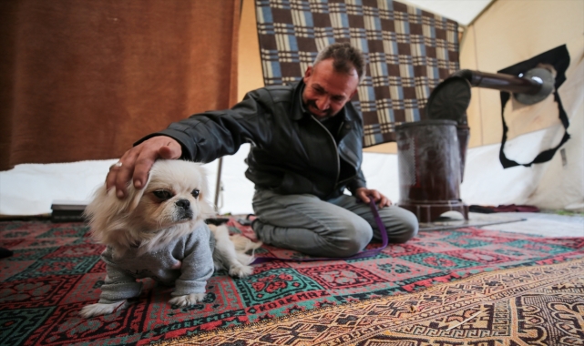Depremzedenin enkazdan kurtardığı
