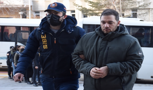 GÜNCELLEME - Aralarında depremzedelerin de bulunduğu 39 kişiyi dolandıran suç şebekesi çökertildi