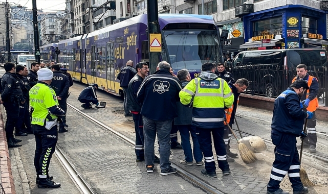 GÜNCELLEME - Fatih'te tramvay raydan çıkıp elektrik direğine çarptı