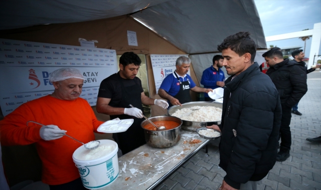 Hatay'da konteyner ve çadır kentlerde kalan depremzedeler ilk iftarı yaptı