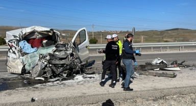 Kütahya'da minibüs ile süt tankeri çarpıştı: 1 ölü, 1 yaralı