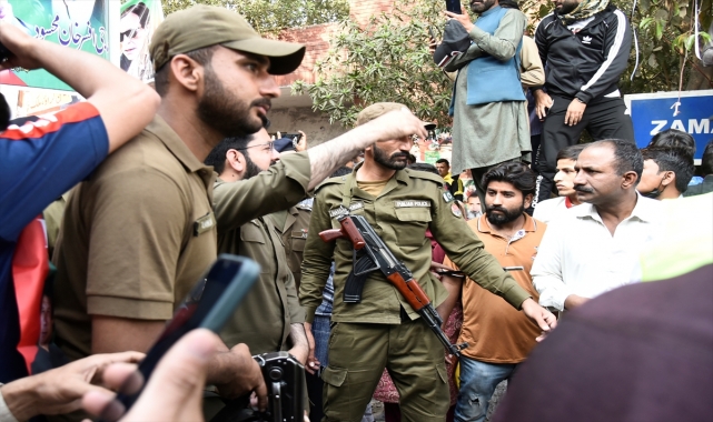 Pakistan'da hakkında tutuklama kararı olan İmran Han, 19 Mart'ta miting yapacak