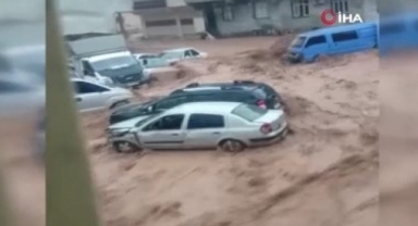 Şanlıurfa'da mahalleler dere yatağına döndü, sel suları araçları böyle sürükledi