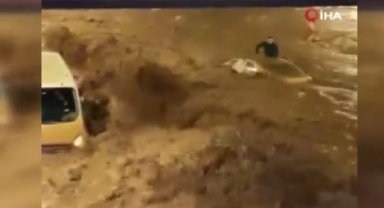 Şanlıurfa'yı sel vurdu, sürücü aracın üzerine çıkıp kurtarılmayı bekledi