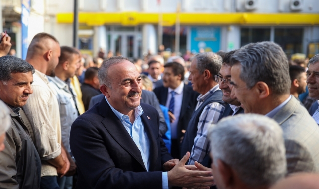 Dışişleri Bakanı Çavuşoğlu, Antalya'da vatandaşlarla bayramlaştı: