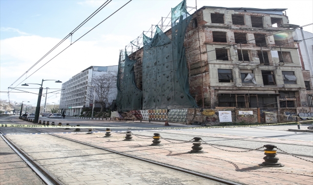GÜNCELLEME 2 - Beyoğlu'nda yıkılma riski bulunan tarihi metruk binada kısmi çökmeler yaşanıyor