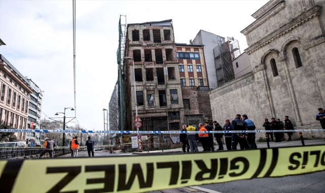 GÜNCELLEME - Beyoğlu'nda yıkılma riski bulunan tarihi metruk binada kısmi çökmeler yaşanıyor
