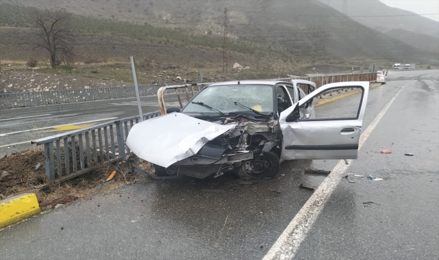 GÜNCELLEME – Erzincan'da bariyerlere çarpan otomobilde 1 kişi öldü, 3 kişi yaralandı