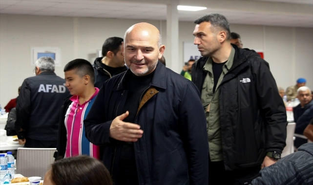 İçişleri Bakanı Soylu, İskenderun'da depremzedelerle iftarda buluştu: