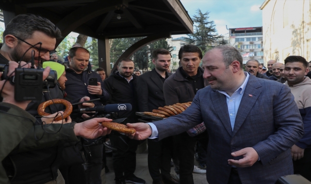 Sanayi ve Teknoloji Bakanı Varank, Bursa'da vatandaşlarla bayramlaştı: