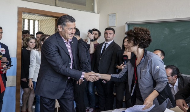 Ata İttifakı'nın cumhurbaşkanı adayı Oğan, Ankara'da oyunu kullandı