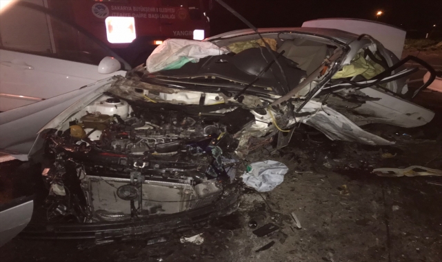 GÜNCELLEME 2 - Sakarya'da iki otomobilin çarpışması sonucu 4 kişi öldü, bir kişi yaralandı
