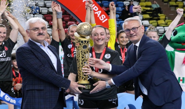 Hentbol Kadınlar Türkiye Kupası'nda Armada Praxis Yalıkavakspor şampiyon oldu