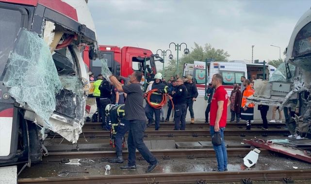 GÜNCELLEME 2 - Samsun'da tramvayların çarpışması sonucu 26 kişi yaralandı