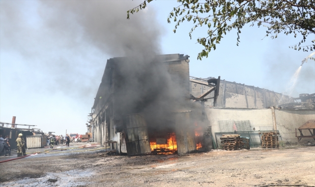 GÜNCELLEME - Bursa'da boya kimyasalları fabrikasında çıkan yangın kontrol altına alındı