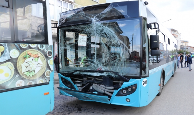 GÜNCELLEME - Erzurum'da şehir içi otobüslerinin karıştığı kazada 15 yolcu yaralandı