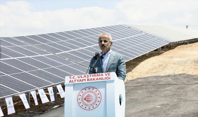 Bakan Uraloğlu, Van'da güneş enerjisi santralinin açılışını yaptı: