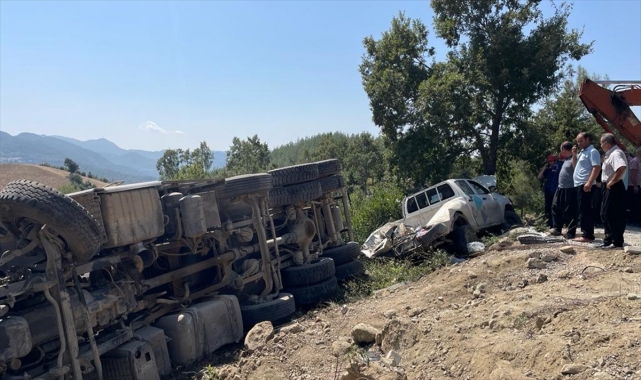 GÜNCELLEME 4 - Kahramanmaraş'ta freni boşalan kamyon cenaze için toplanan kişilerin arasına daldı