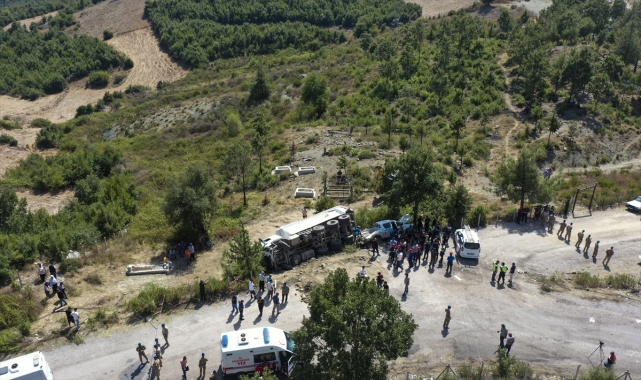 GÜNCELLEME 5 - Kahramanmaraş'ta freni boşalan kamyon cenaze için toplanan kişilerin arasına daldı