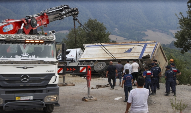 GÜNCELLEME 6 - Kahramanmaraş'ta freni boşalan kamyon cenaze için toplanan kişilerin arasına daldı
