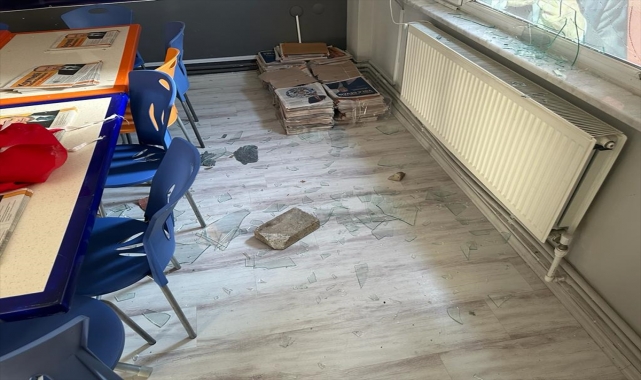 GÜNCELLEME - Çanakkale'de AK Parti mahalle seçim ofisinin camlarını taşla kıran kişi yakalandı