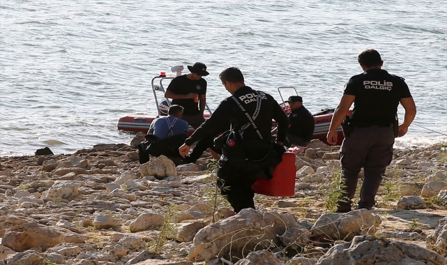 GÜNCELLEME - İzmir'de baraj gölüne düşen helikoptere ilişkin arama kurtarma çalışması sürüyor