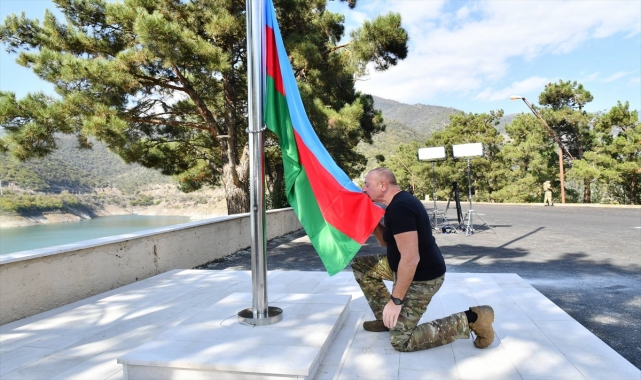 Azerbaycan Cumhurbaşkanı Aliyev, Hankendi ve Hocalı'da Azerbaycan bayrağını göndere çekti