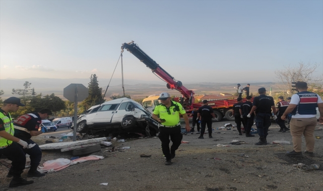 GÜNCELLEME 2 - Gaziantep'te seyir halindeki kamyon trafik ışığındaki 3 araca çarptı