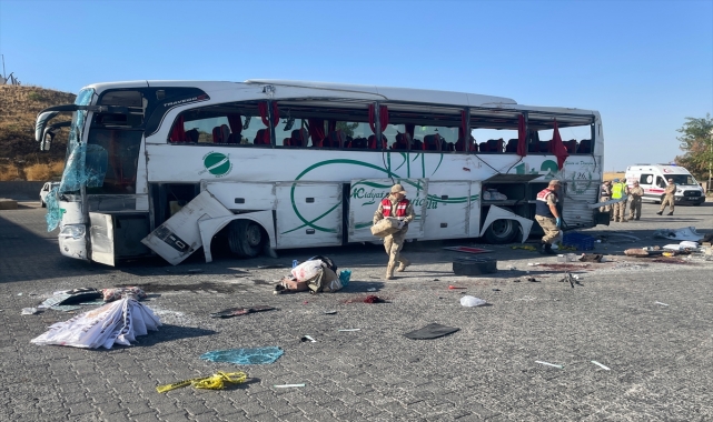 GÜNCELLEME 2- Şanlıurfa'da otomobille çarpışan otobüsün devrilmesi sonucu 2 kişi öldü, 25 kişi yaralandı