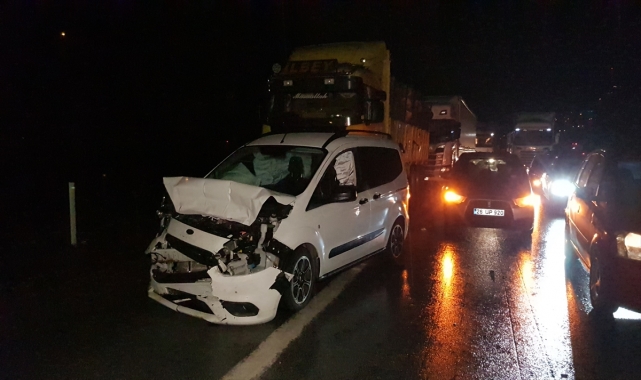 GÜNCELLEME - Anadolu Otoyolu Kocaeli geçişinde 26 aracın karıştığı kazada 2'si ağır 13 kişi yaralandı