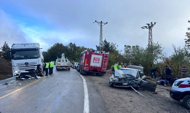 GÜNCELLEME - Ordu'da otomobil ile tırın çarpıştığı kazada 3 kişi öldü, 3 kişi yaralandı