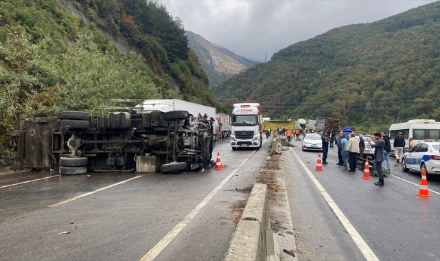 GÜNCELLEME - Sakarya'da trafik kazasının ardından kapanan kara yolu kontrollü olarak ulaşıma açıldı