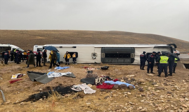 GÜNCELLEME - Sivas'ta yolcu otobüsü devrildi, 4 kişi öldü, 34 kişi yaralandı