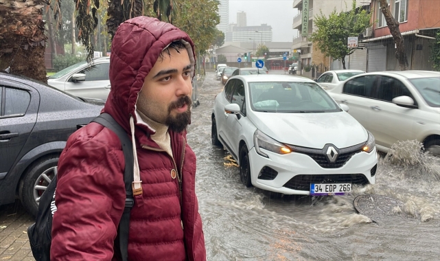 GÜNCELLEME 2 - İzmir'de şiddetli sağanak ve fırtına hayatı olumsuz etkiliyor